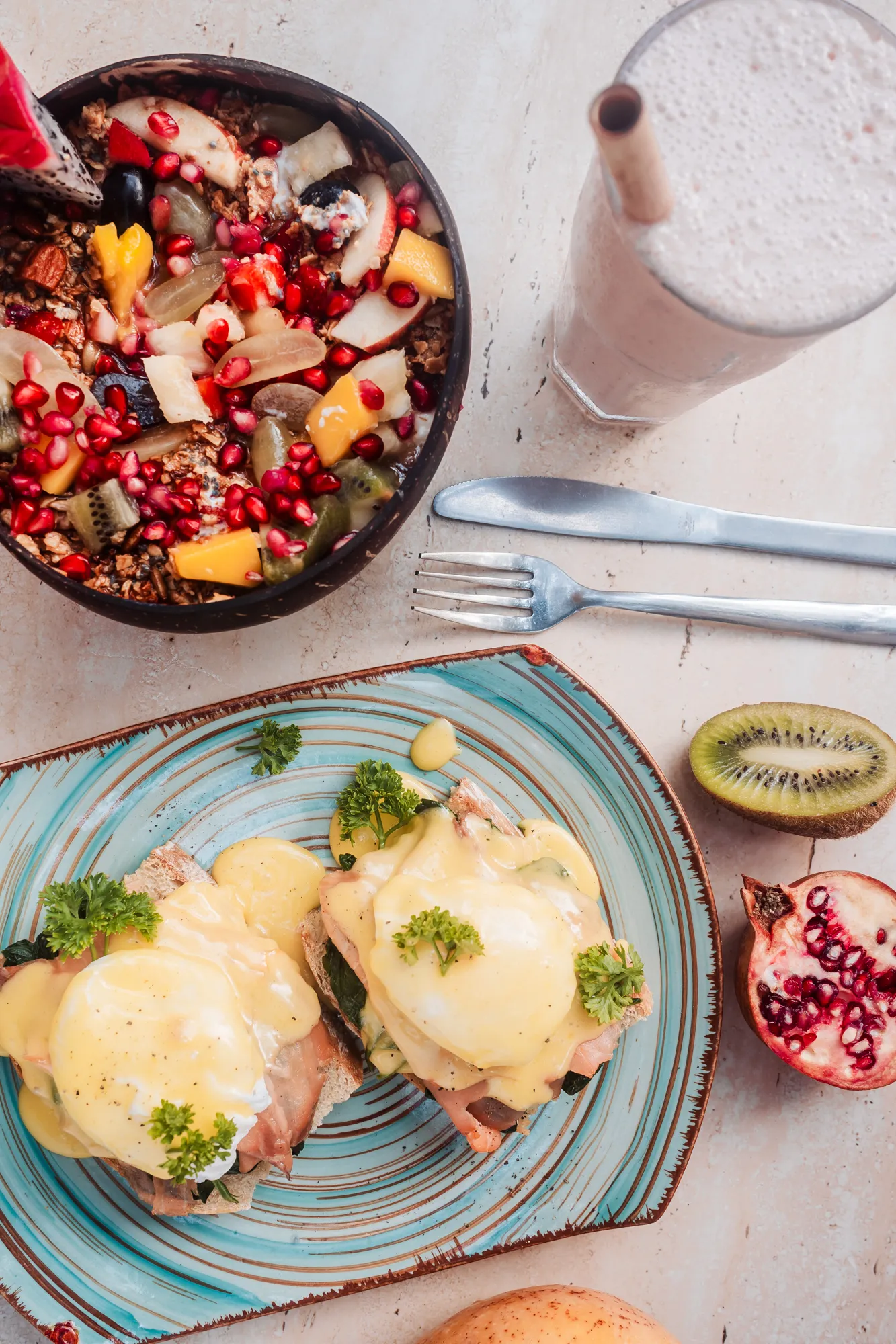 All-day breakfast with poached eggs and fresh fruit bowl at Kanvas Palolem